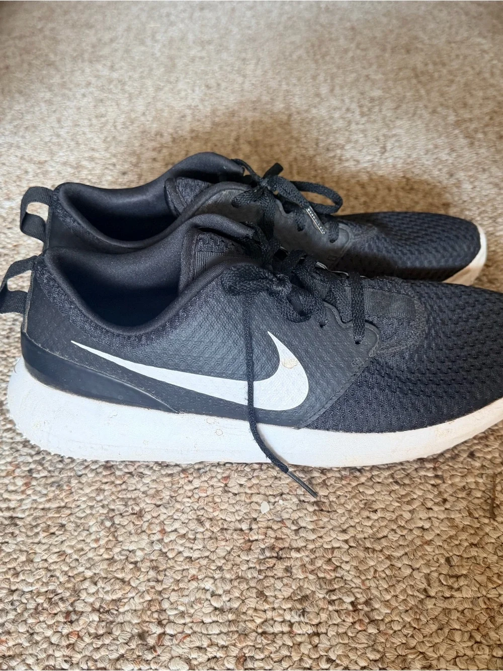 Nike Black and White Men's Lightweight Athletic Sneakers